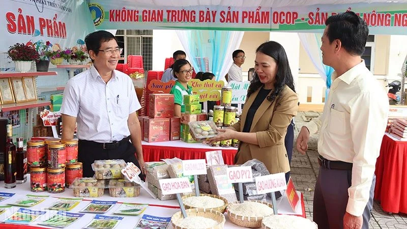 Một gian trưng bày sản phẩm OCOP của tỉnh Quảng Ngãi.